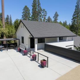The White House Coveted Triplex Near Lake, hotel 