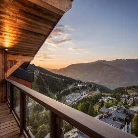 Luxury Penthouse - Panoramic Views, Walkway Balcony, Private Floor
