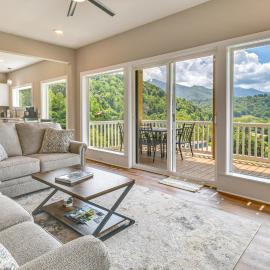 Smoky Mtn Getaway: Modern 2BR/2BA w/Stunning Views, hotel in Maggie Valley