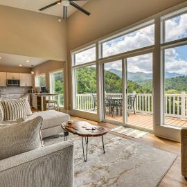 Cozy 2BR/2BA Mtn Escape w/ views in Maggie Valley, hotel in Maggie Valley
