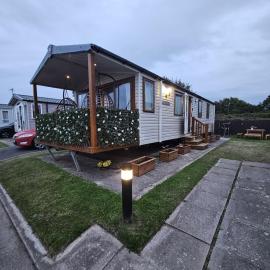 Rhyl Caravan with Veranda Egg Chairs & Garden, hotell i Rhyl
