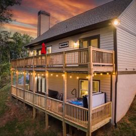 Vineyard Mountaintop Cottage, hotel in Talking Rock