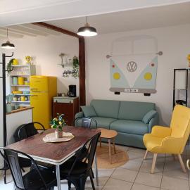Appart' année 70 qui ose les couleurs, hotel a Châteauneuf-en-Thymerais