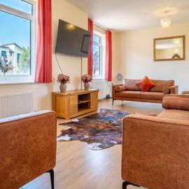 14 Guests-6 Bedroom House free parking, hotel in Milton Keynes