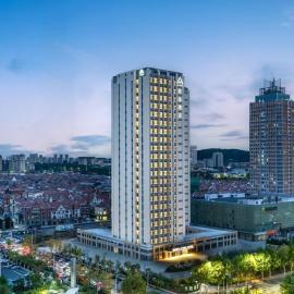 Atour Hotel Yantai Zhifu Station Red Star Macalline, hotel em Yantai