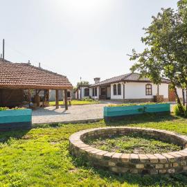 Augusta's Authentic Farm House, Hotel in Pchelnik