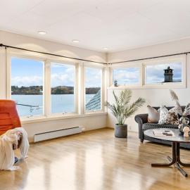 Fjordside Escape - Spacious apartment with amazing views, hotel sa Tysnes