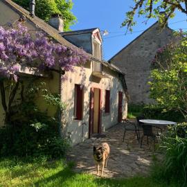 Lovely rural and quiet farmhouse with natural swimming lake, hotel en Parsac