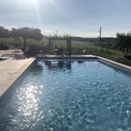 La Petite maison de Céline & Frédéric avec piscine à Préhy, hotel en Préhy