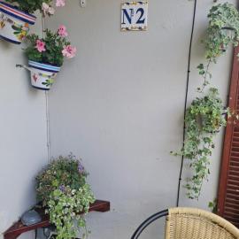 Kate's Place bedroom ensuite close to Donegal town、ドニゴールのホテル