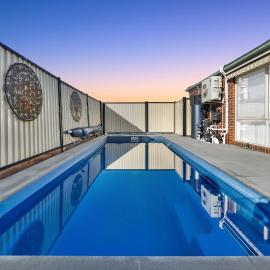 Your Tarneit Escape - 4BR Home with Pool & BBQ, готель у місті Tarneit