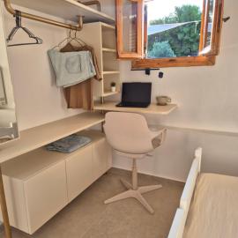 Vacation Unit - Private Terrace, Steps from Sea, hotel en Istmia