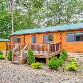 15 Mi to Blue Ridge: Forested Cabin w/ Decks!