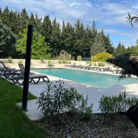 Moulin de la Roque، فندق في Althen-des-Paluds
