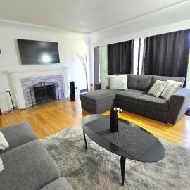 Private 2 BR Cozy Home Private Parking Free Sparkling and Goodies! 4 mins from Metrotown, hotel din Burnaby
