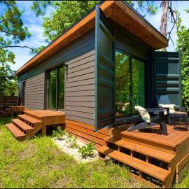 Zen Container Tiny Home with Fenced-in Yard, Fire Pit, Centrally located and Pet Friendly, hotel a Fort Myers