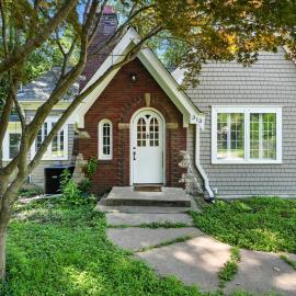 Charming Manville Heights Cottage Retreat home, hotel in Iowa City