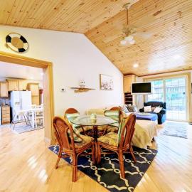 Ipperwash Bliss: Gated, Hear the wave, Sleep 7, hotel in Lambton Shores