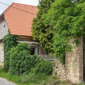 Very old house Ptice