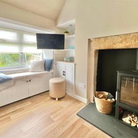 Seatown Cottage - Stone's throw from beach