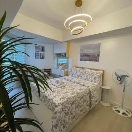 Sweet Retreat Studio Azure North by THE BALI CORNER AT AZURE NORTH, Wavepool, Beach and Mount Arayat view, hotel en San Fernando