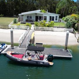 South Stradbroke Island Waters 4 bed, 3 bath, 10 guests, private beach & pontoon, hotel in South Stradbroke