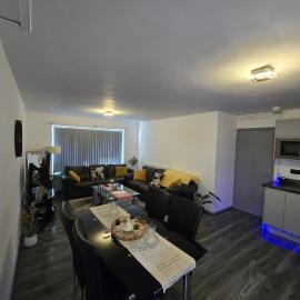 Lovely 3 Bed Ground Floor Apartment Near QE Hospital Harborne Birmingham New, hotel em Birmingham