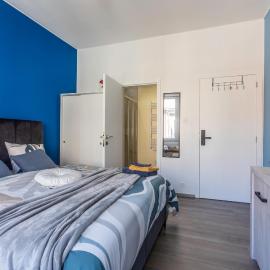 Chambre de luxe climatisée à LIEGE salle de bain privée 1er étage check in autonome cuisine partagée, hotel in Liège