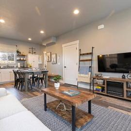 Modern abode in Central Missoula!, hotel in Missoula