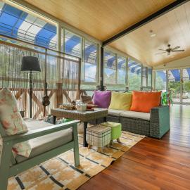 Hill Side B&B، فندق في يوشيه