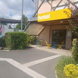 Unisotel Valenciennes EX-hôtel F1, hotel v destinácii Haulchin