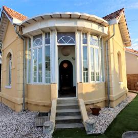 Luxurious villa with private spa near beach, hotel in Lacanau