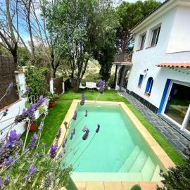 Casa familiar con piscina cerca del mar y montaña
