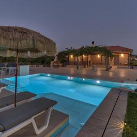 Vanesa Villa Retreat, 3BR with Lush Outdoor Oasis by Villa Mana Gers