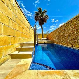 Ta' Rozi 5 Bedrooms, 6 Bathrooms and private pool, hotelli kohteessa Għarb