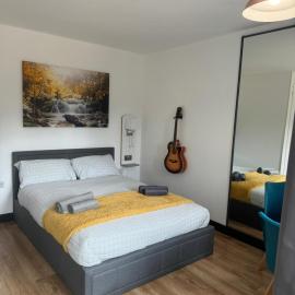 Modern Spacious Crawley Studio, хотел в Кроули