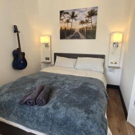 Self-Contained Gatwick Studio -Parking & Fast WiFi, hotel v destinácii Crawley