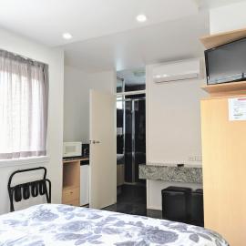 Entire Studio Apartment in St Kilda next to Luna Park, hotel in Melbourne