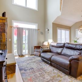 < Half-Mi to Lake: Townhome w/ Hot Tub in McHenry!, hotel v destinácii McHenry