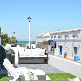 White Waves Beach Apartment, hotel din Bloubergstrand