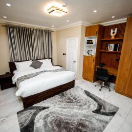 Royal Luxe 2BR with smart lock, Fast WiFi & secure parking in Oyarifa, Accra