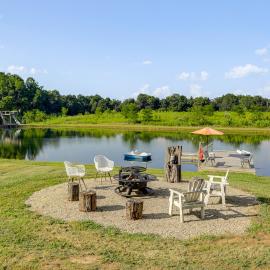 Private Ponds & Trails: Hillsboro Nature Retreat!, хотел в Hillsboro
