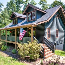The Holiday Cabin at Lake Lure, hotel in Lake Lure