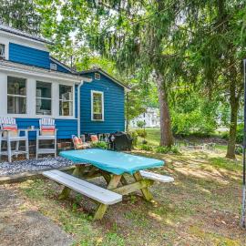 Charming Atwood Lake Farmhouse: Fire Pit Free Wood, hotel in Dellroy