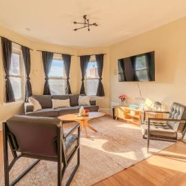 LUXE 4BDR2BA Near Boston- T-Station & Encore Casino, hotel in Somerville