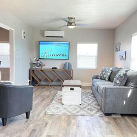 Ocean Breeze Pet-Friendly Sequoia Home, hotel in Visalia