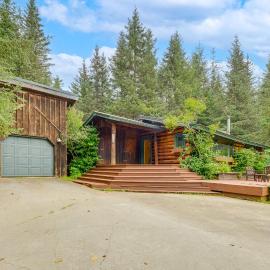Ski, Hike & Snowshoe: Homer Getaway w/ Fire Pit โรงแรมในโฮเมอร์