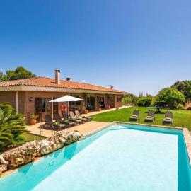 Villa Son Tretze by Villa Plus, готель у місті Biniparrell