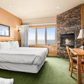 Amazing Lake View 2 Queen Bed Studio & Heated Pools, hotel in Two Harbors