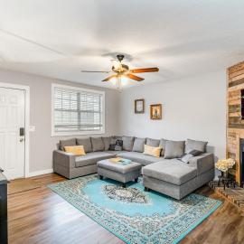 Cute & Cozy - Minutes from Downtown & BNA